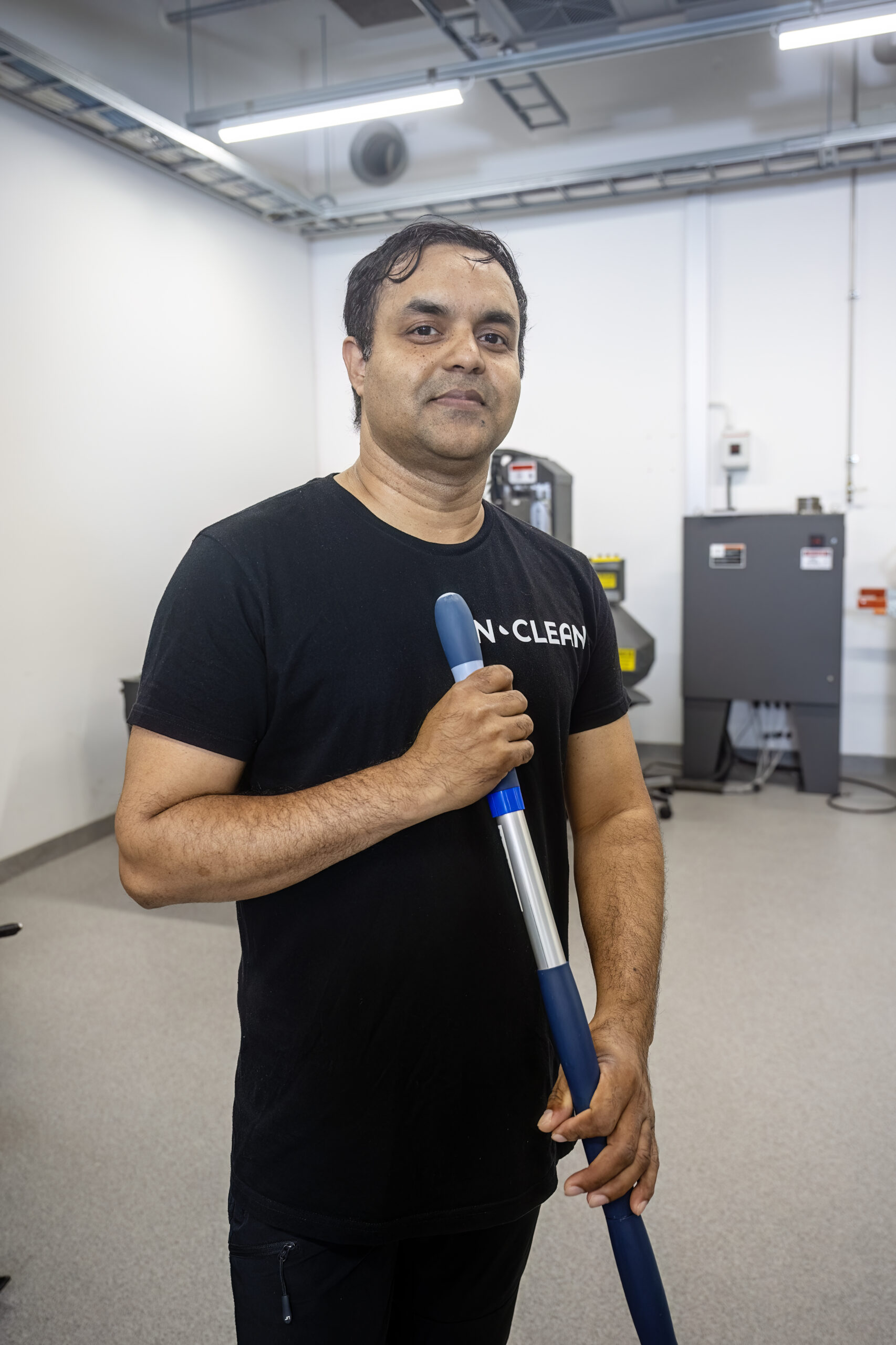 Teollisuussiivous tuotantotiloissa