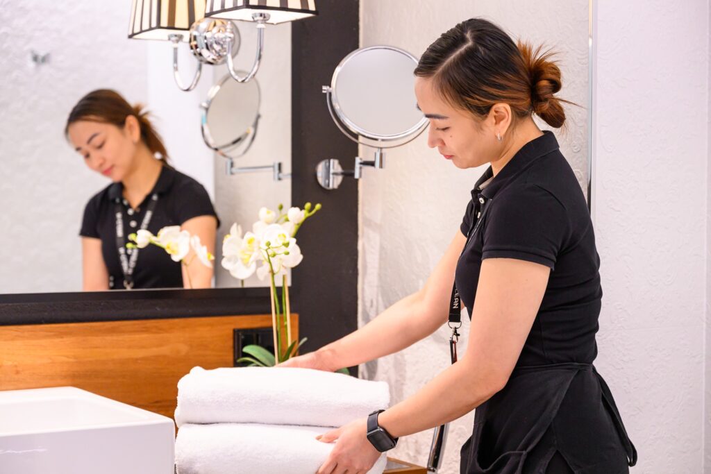 Hotellisiivouksessa on tärkeää huolellinen työote.