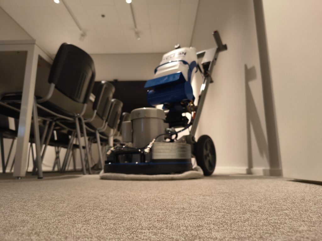 Lattianpesukone toimistotilassa.