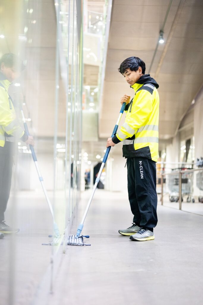 Remonttisiivous 2 Remonttisiivous - N-Cleanin siivojaa moppaa lattiaa.